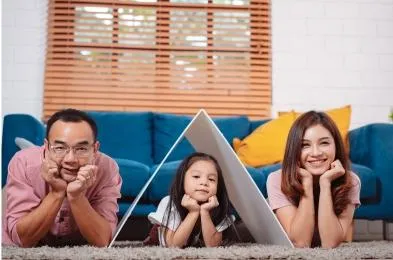 famille assis dans un salon