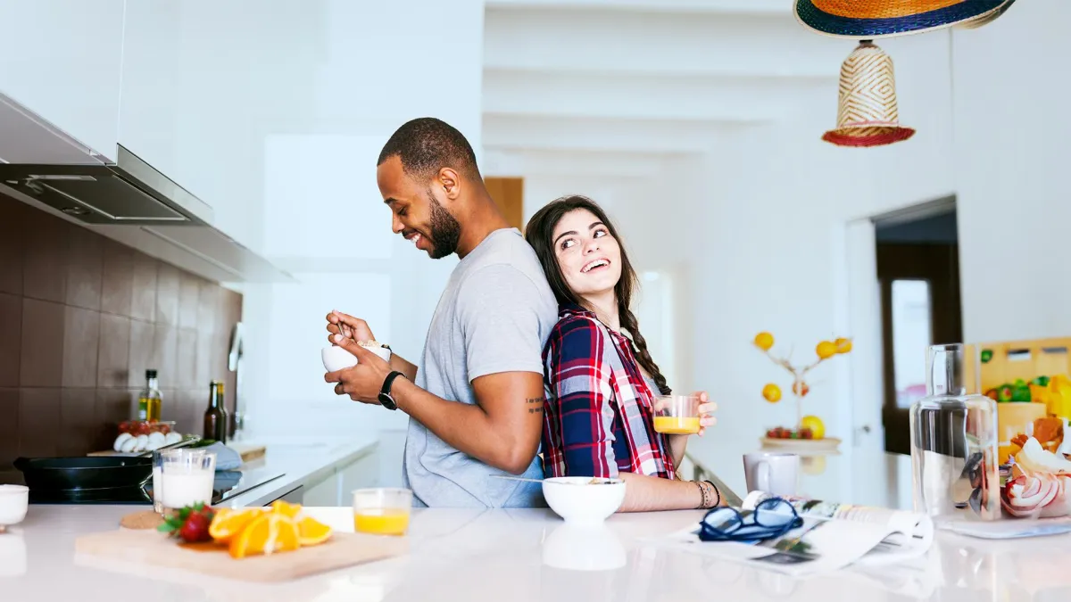 jeune couple qui se fait le dejeuner