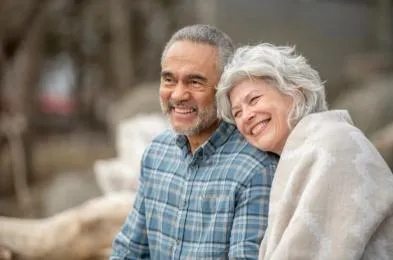 couple heureux et souriant