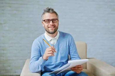 homme qui prend des notes