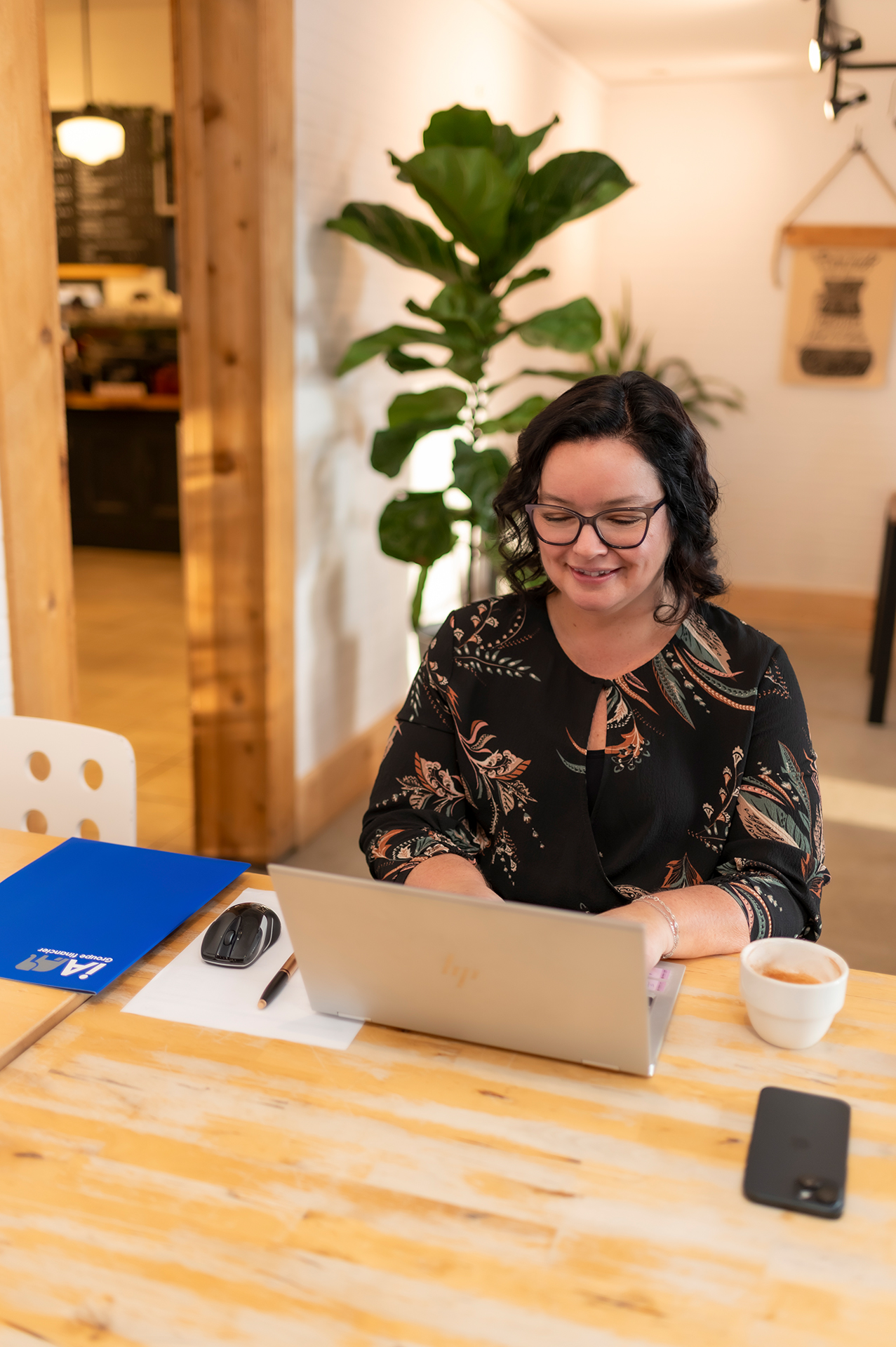 Lyne Côté devant ordinateur