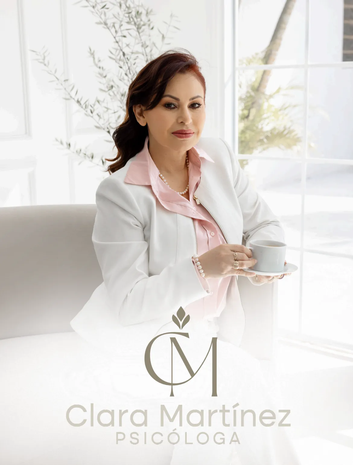 Mujer adulta de cabello corto y gafas, sentada en un escritorio con libros de psicología y sexología, sonriendo con confianza. Fondo neutro, luz natural, estilo retrato profesional, composición enfocada en la autora.