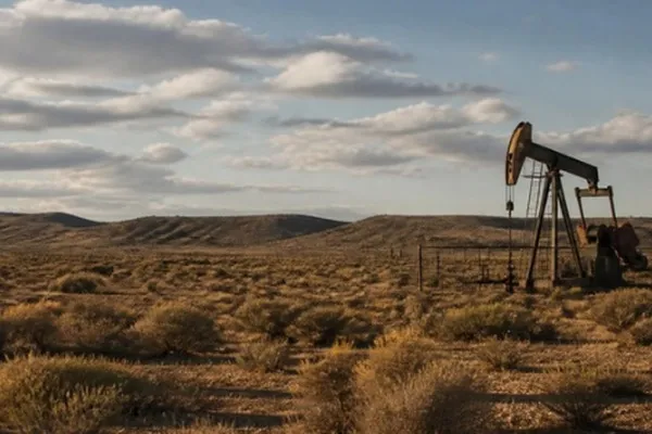 Balancín petrolero en la estepa patagónica