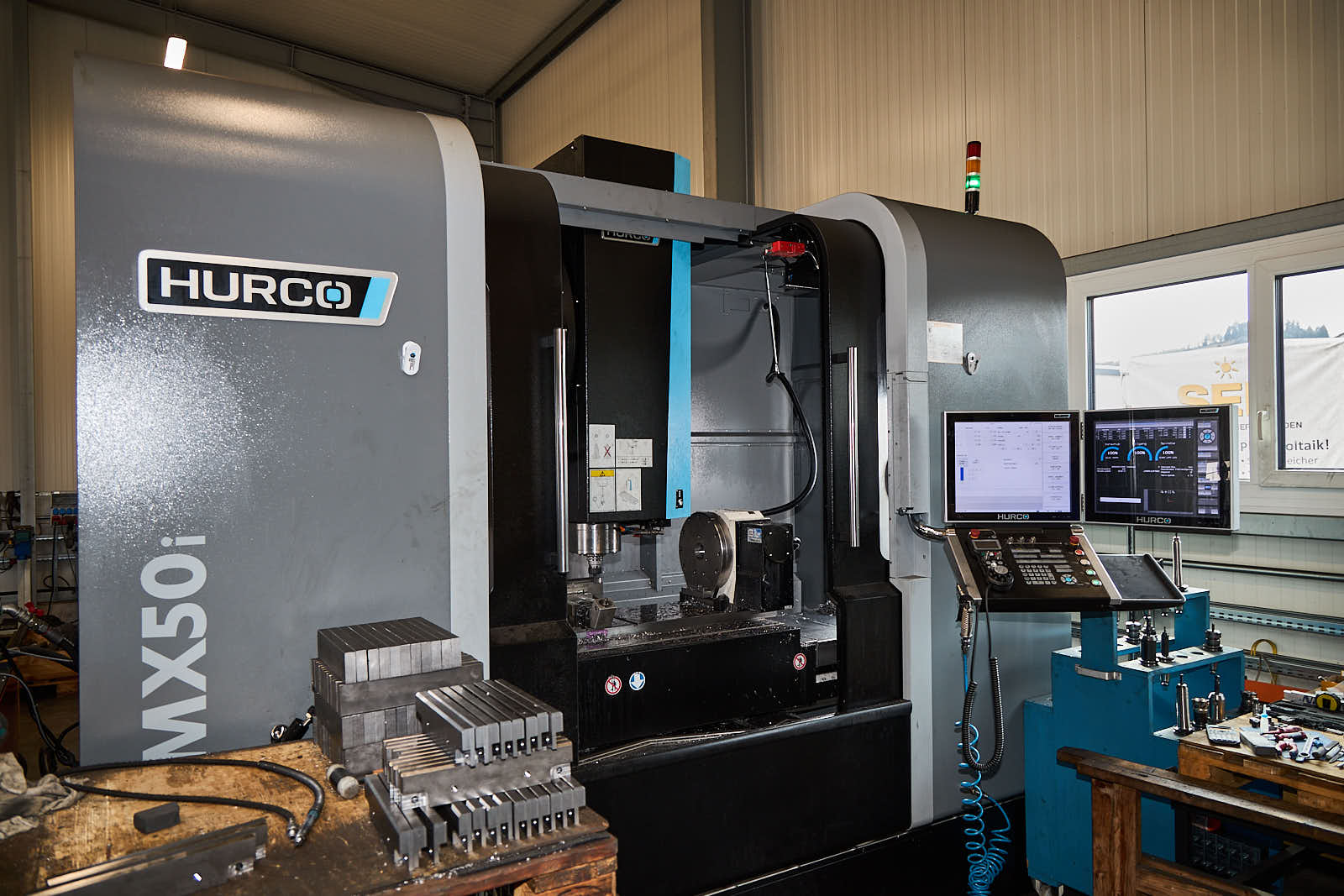 CNC-Drehmaschine in der Fertigungshalle