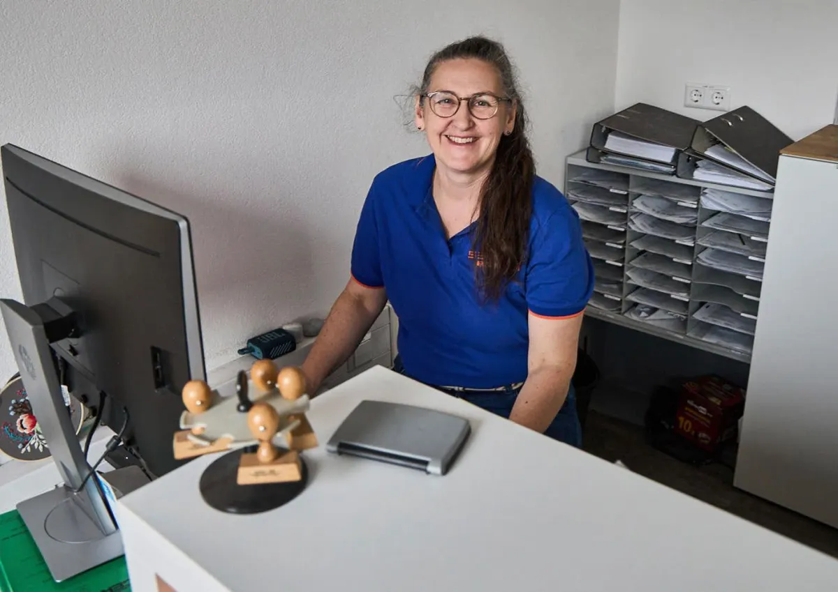 Maike Sester bei der Arbeit im Bür von Sester Zerspanung in Berghaupten im Kinzigtal. Moderne Verwaltungssftware trifft lokale Hands-On-Mentalität.