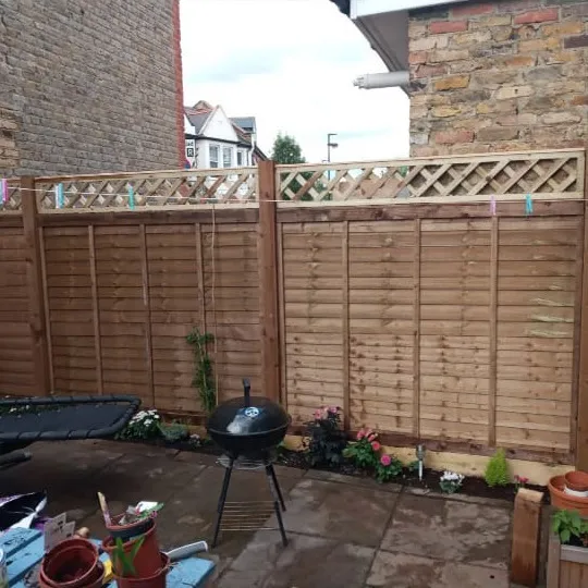 Overlap panels installation in a London garden