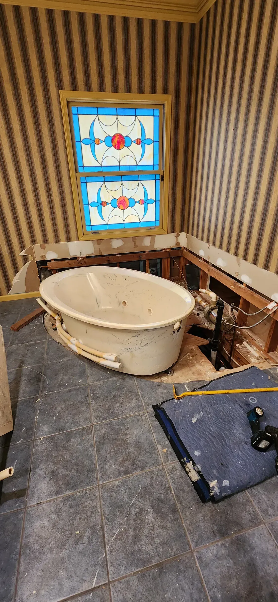 Dated tub and surround before remodel