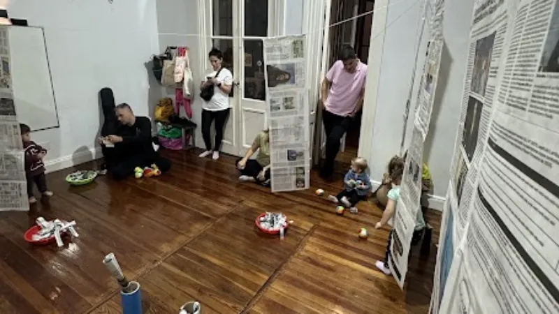 Padre o madre mirando a su hijo mientras juegan