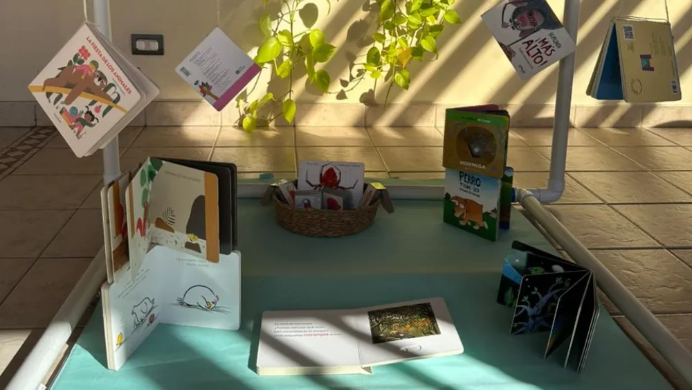 Niños jugando con luces, sombras y relatos