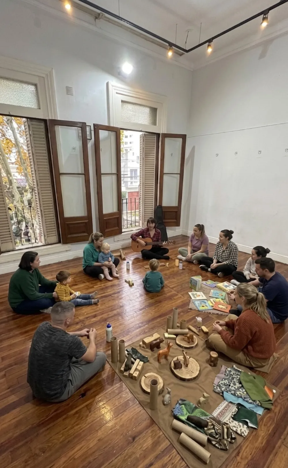 Familia participando de un taller de Casa Raíz