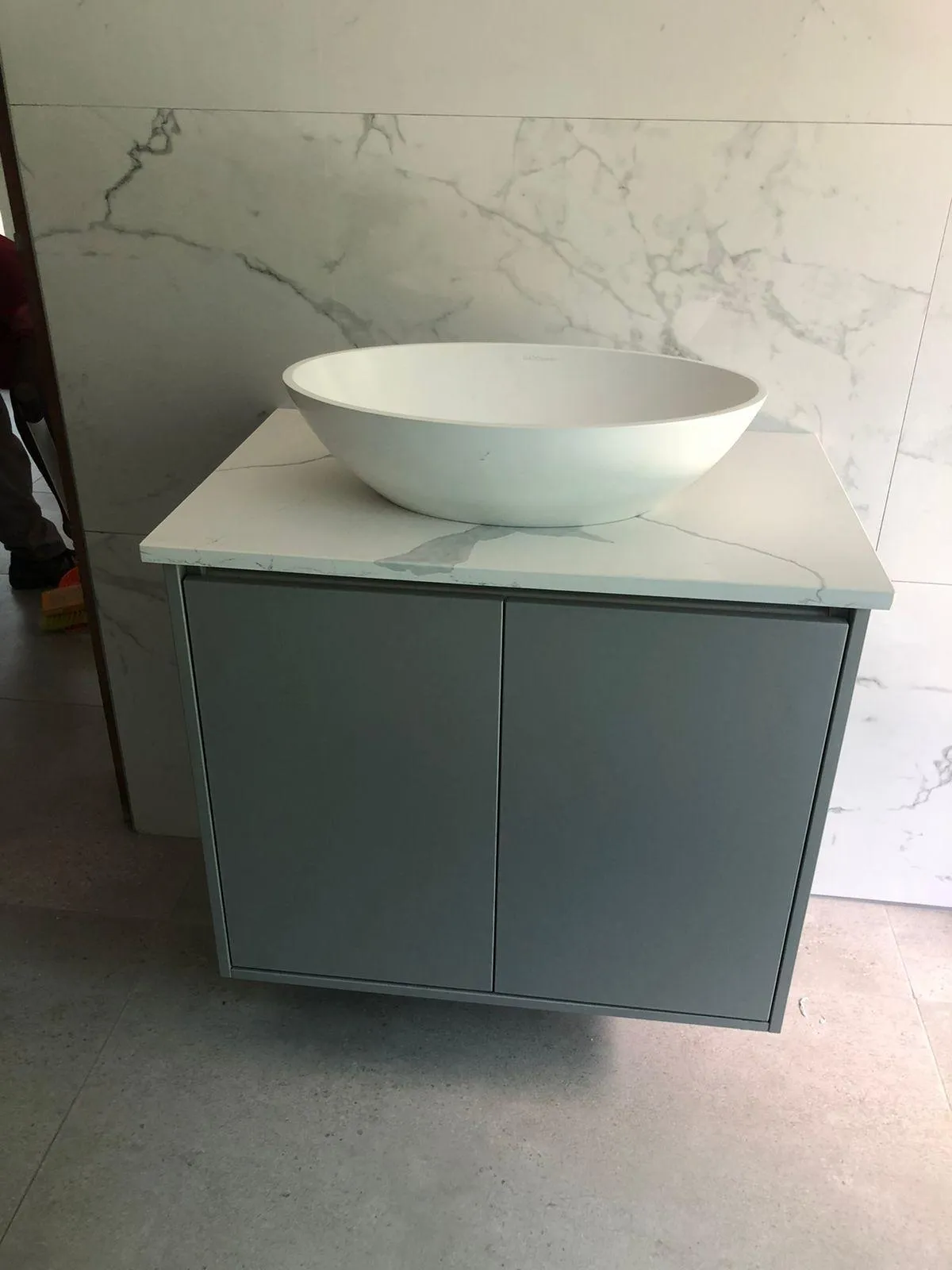 Thule sleek bathroom cabinets with invisible handles and quartz surfaces