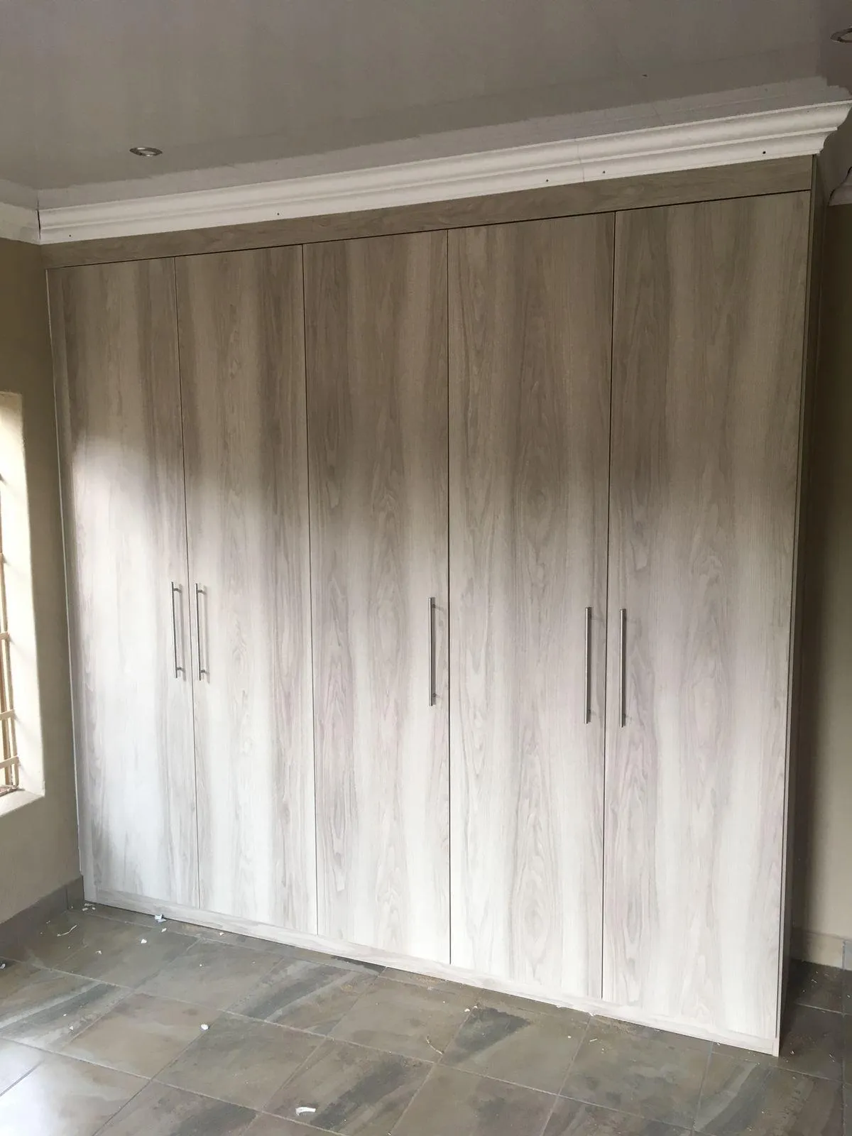 Built-in wardrobe with five doors