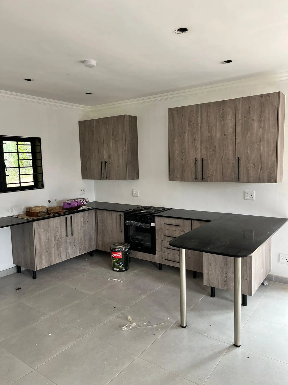 Built-in kitchen units with soft-close door mechanisms.