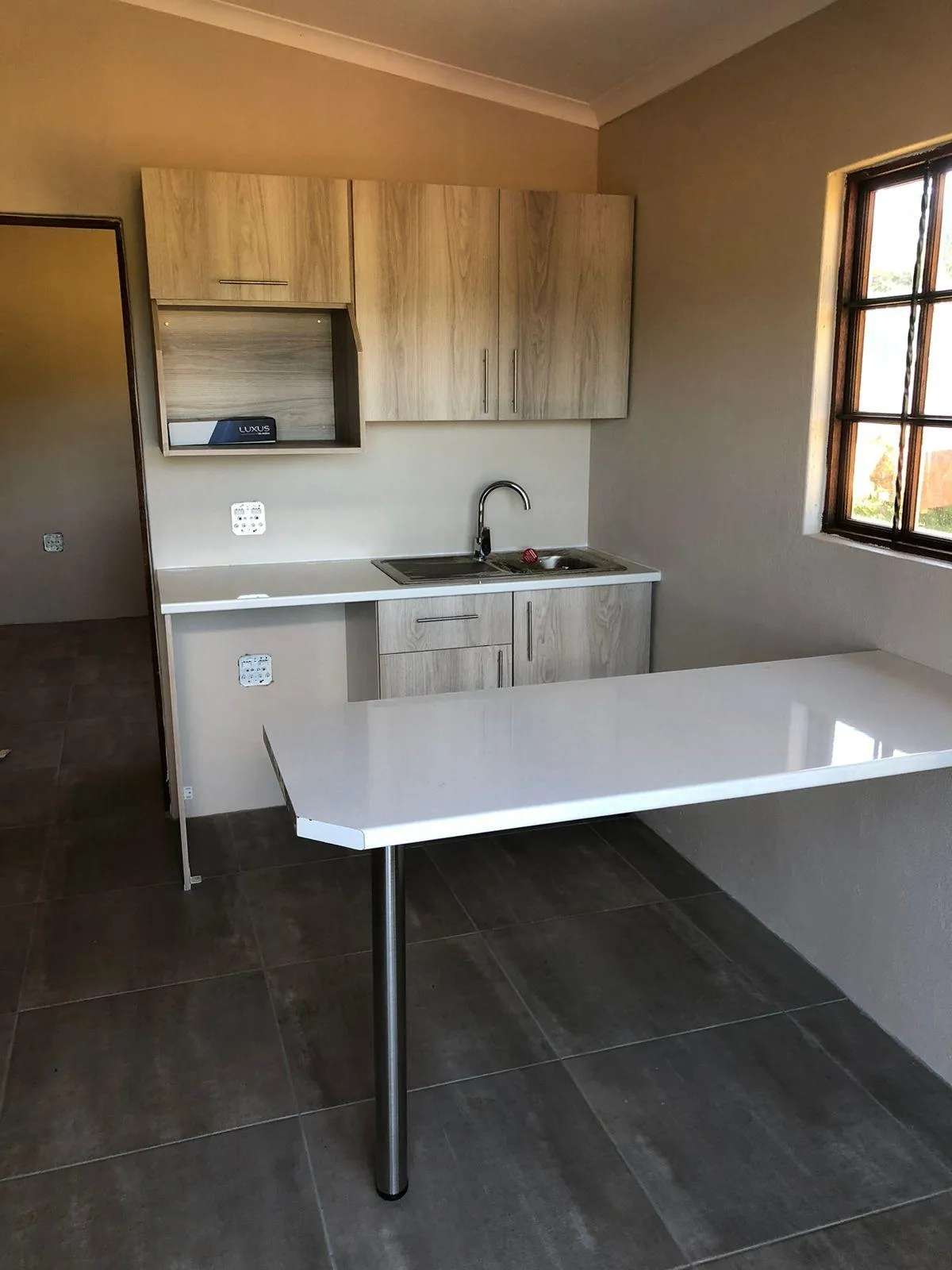 Built-in kitchen units with soft-close door mechanisms.