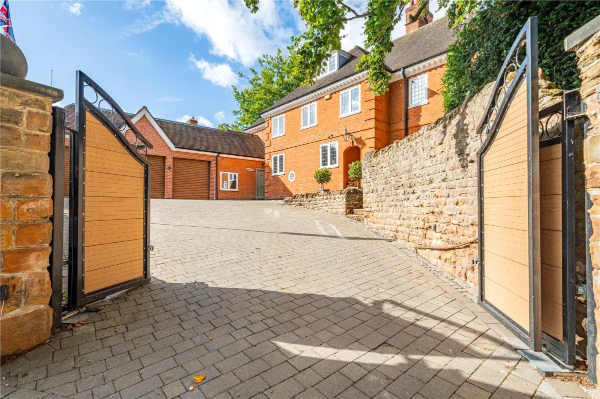 Well-kept residential property with manicured lawn and clean driveway after property maintenance by Edwards Cleaning