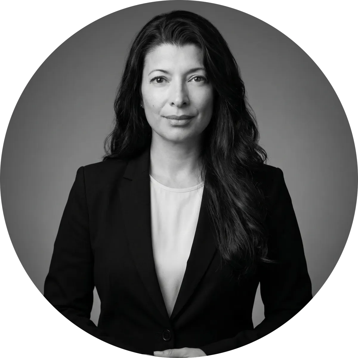 Retrato en blanco y negro de la abogada en su estudio (placeholder)