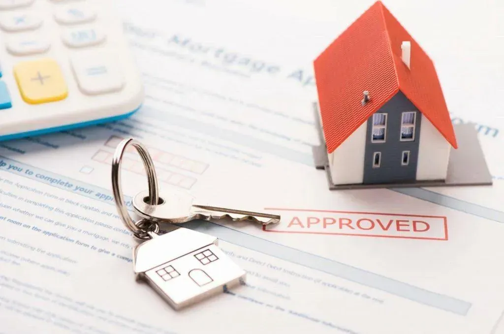 Mortgage advisor reviewing mortgage renewal options with a client.