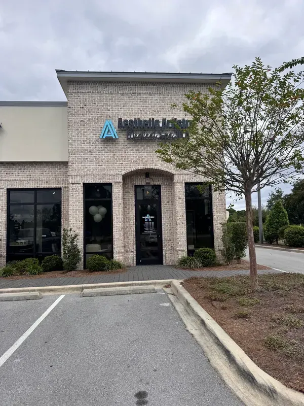 The image shows the entrance to a university clinic.