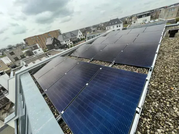 Duurzame energie met zonnepanelen op plat dak van pand