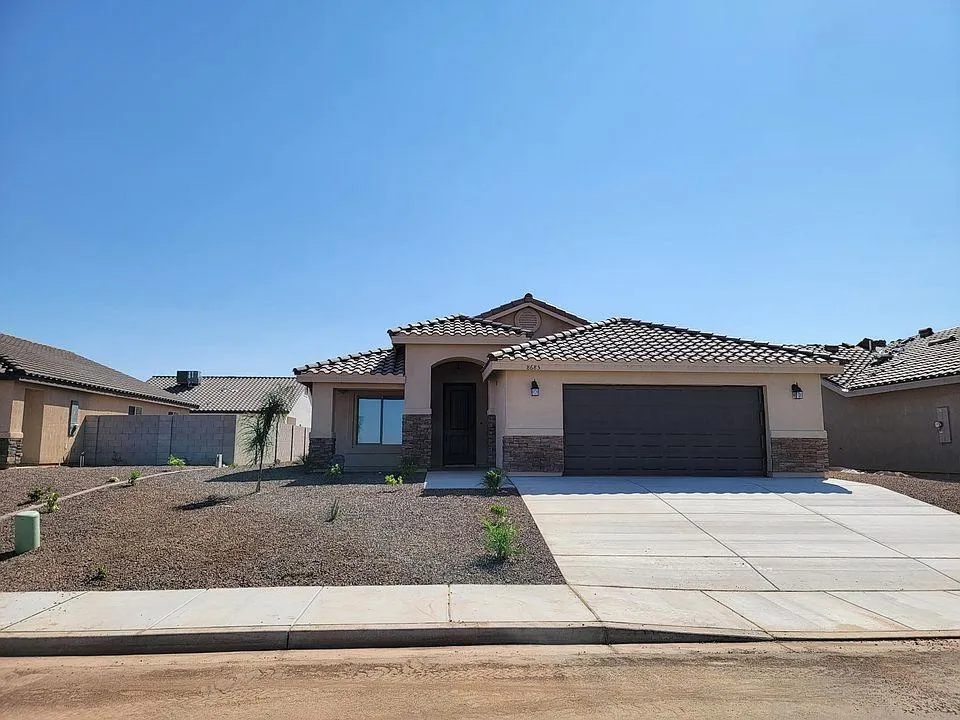 Yuma Concrete builds and installs Driveway