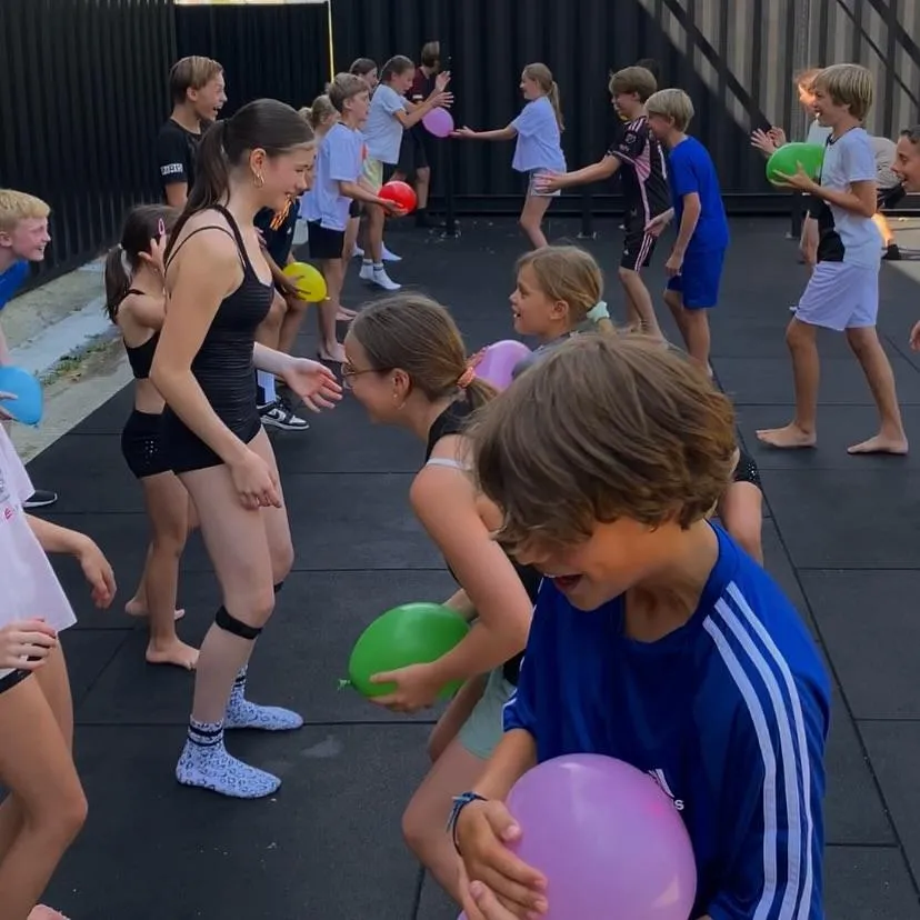 CrossFit Teens Hasselt: Focus op kracht en samenwerking.