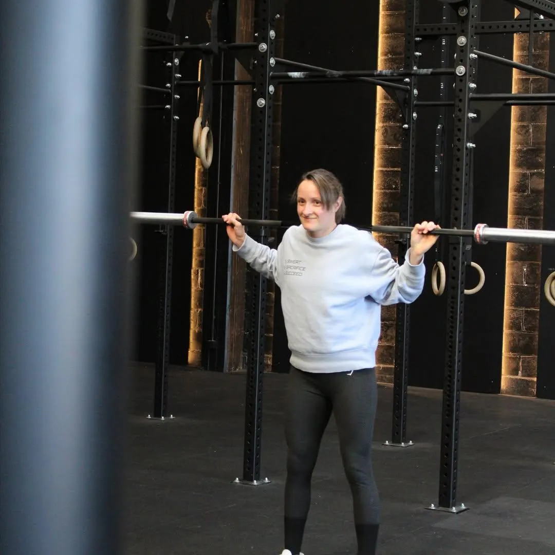 Beginnende sporter krijgt uitleg van een CrossFit-coach in Hasselt