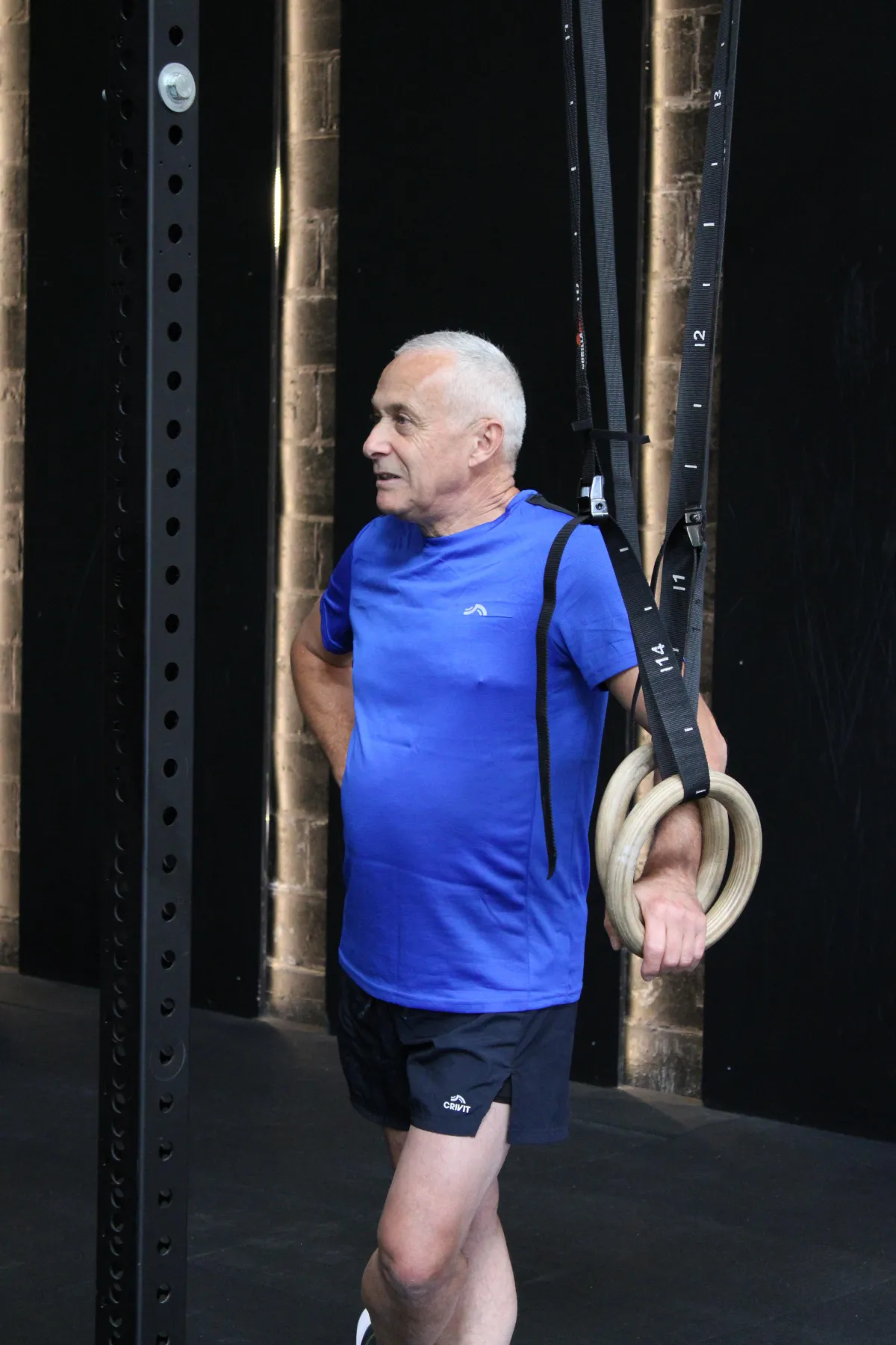 Beginnende sporter krijgt uitleg van een CrossFit-coach in Hasselt