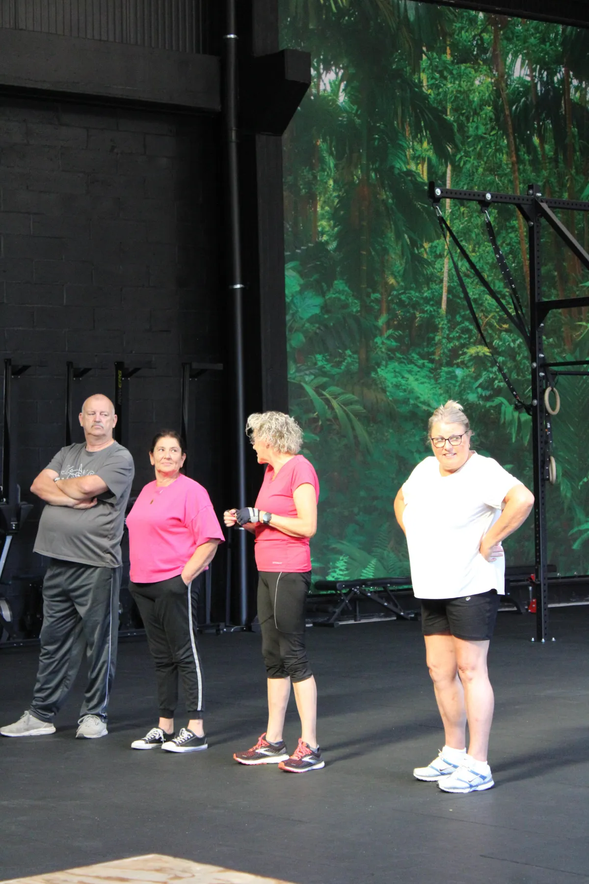 CrossFit coach geeft persoonlijke begeleiding tijdens training in Hasselt