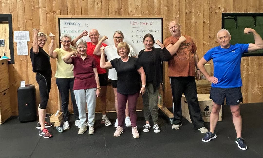 Beginnende sporter krijgt uitleg van een CrossFit-coach in Hasselt