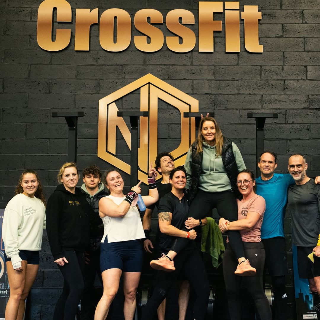 Motiverende CrossFit-community in Hasselt tijdens groepsles