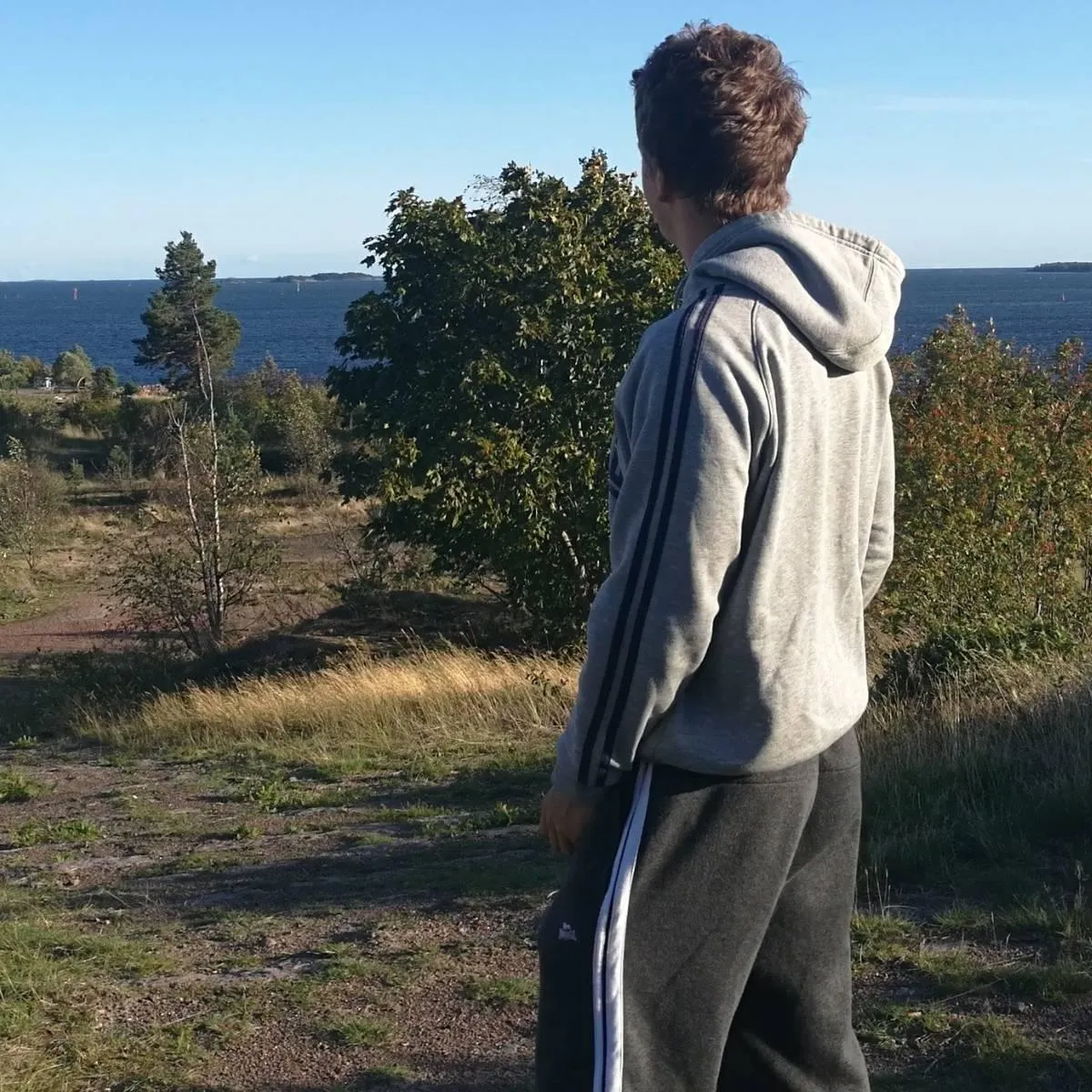 Personal Trainer Espoo Arttu katsoo luontoon