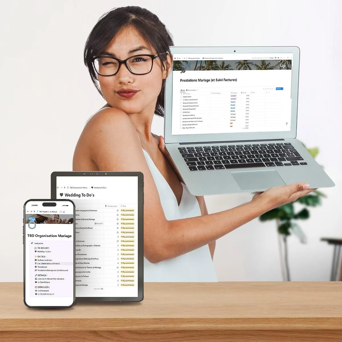 Femme souriante utilisant le tableau de bord Oui-360 pour préparer son mariage