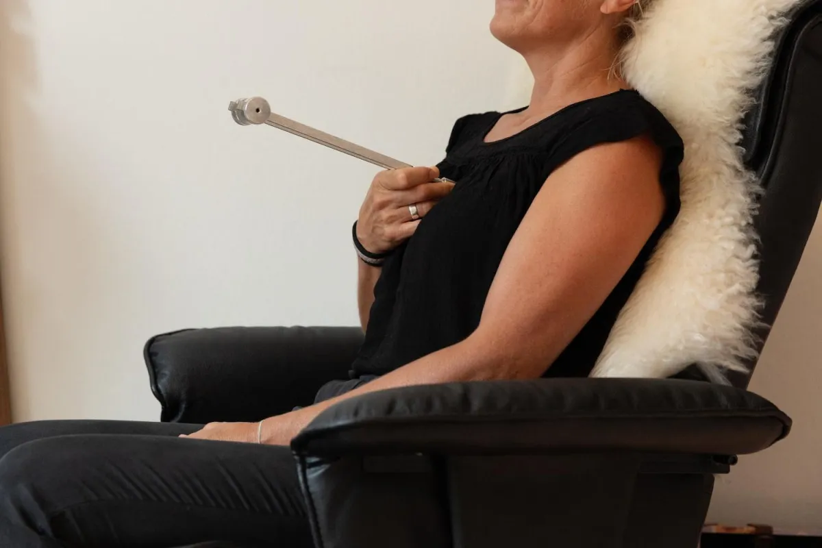 Christine Meister bei der Anwendung von Stimmgabeln im Workshop