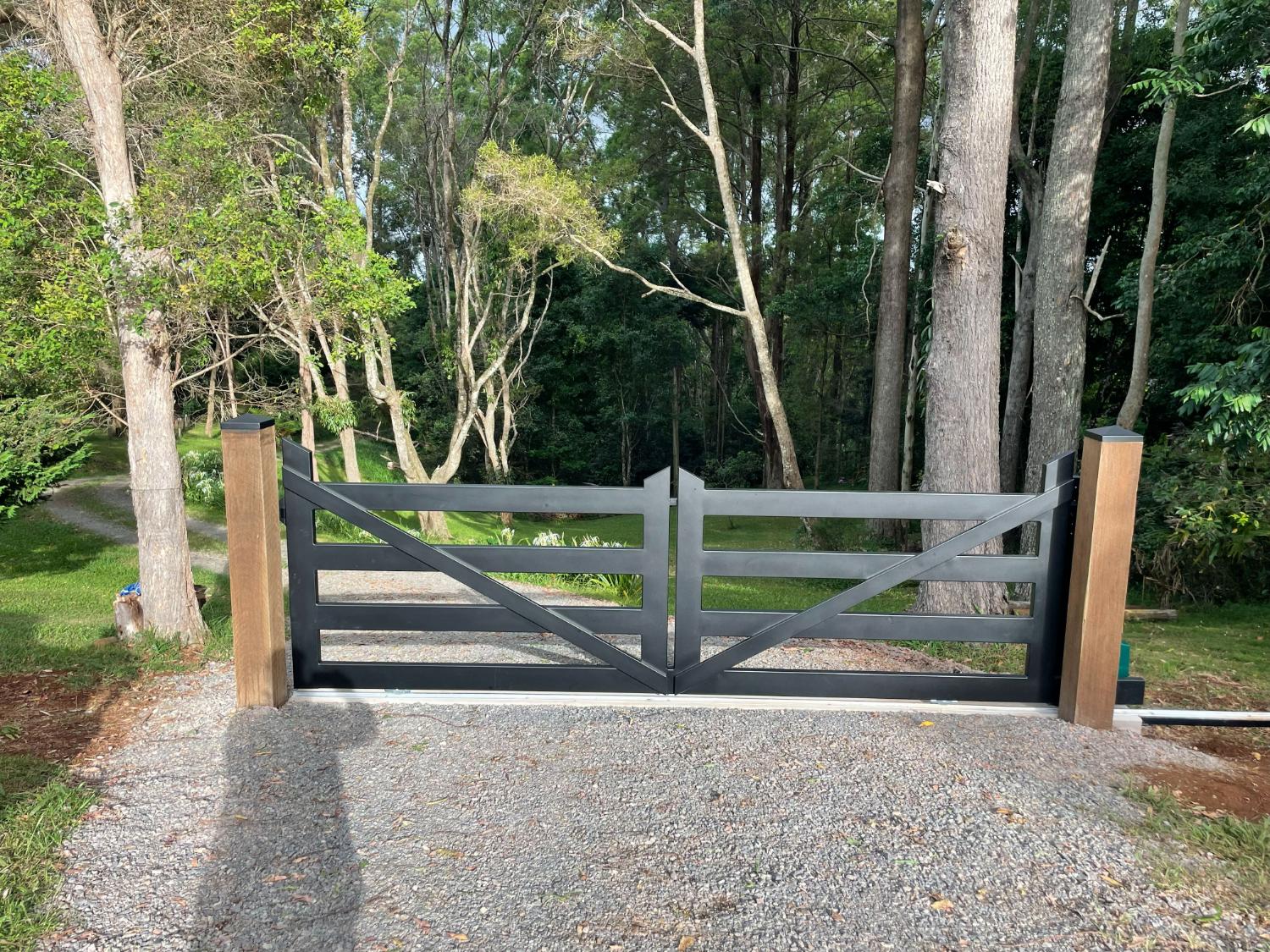Double-Look-Sliding-Gate