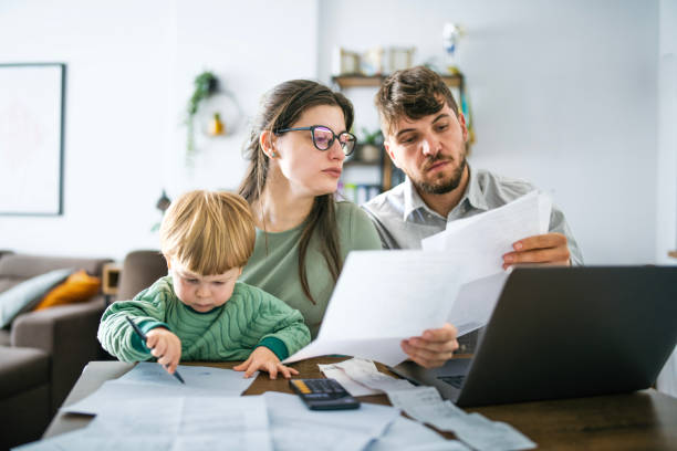 Familia revisando información financiera de una propiedad en Florida antes de comprar