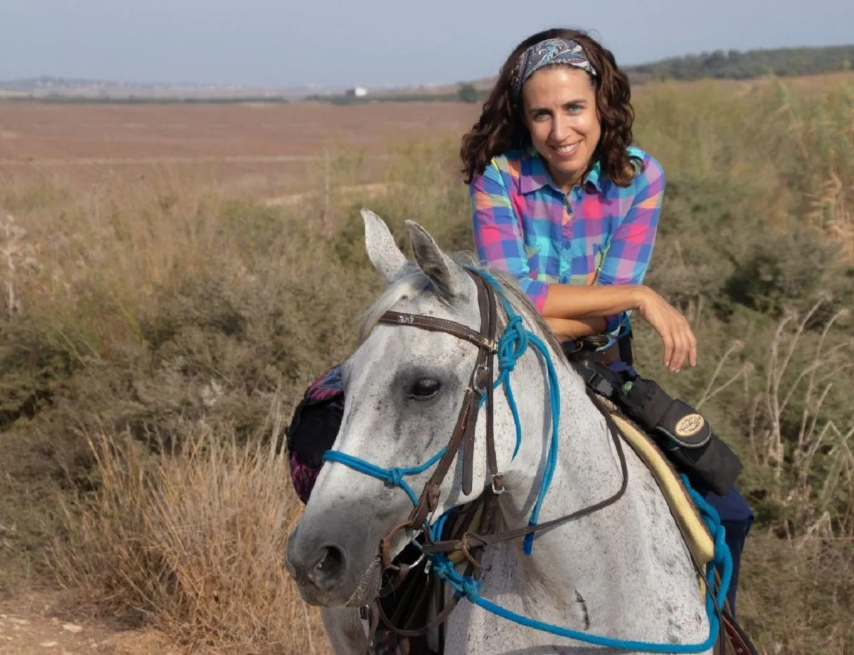 Portrait of Shoshana Schwartz on horse in nature