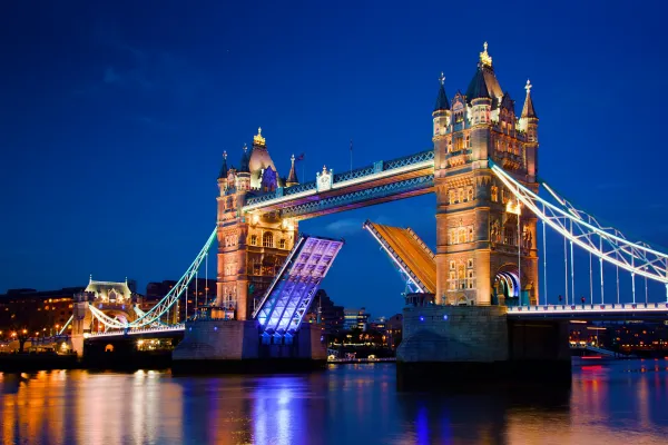  Durchfahrt unter der Tower Bridge mit der MS HAMBURG 