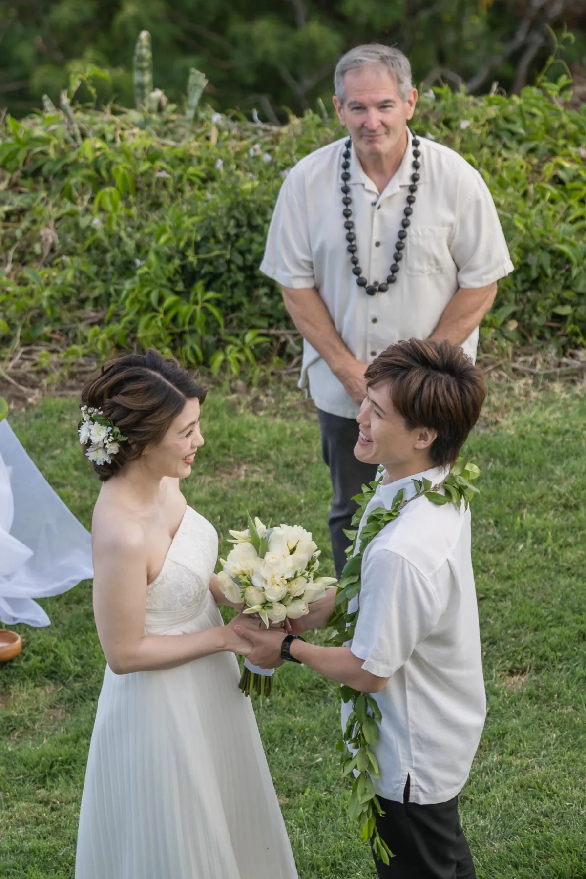 ハワイ挙式で誓いを交わす新郎新婦