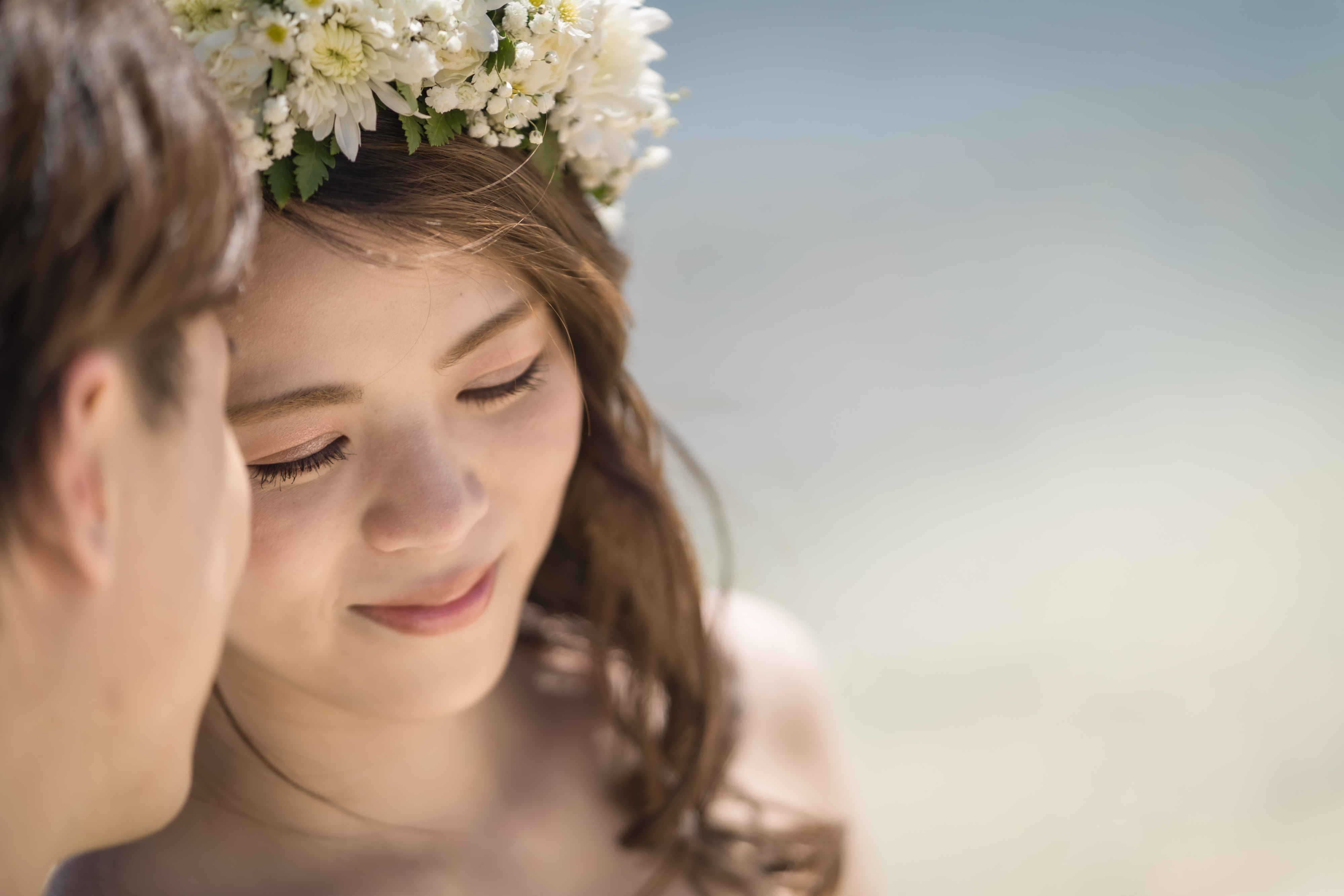 ハワイで挙式後にビーチを歩く新郎新婦