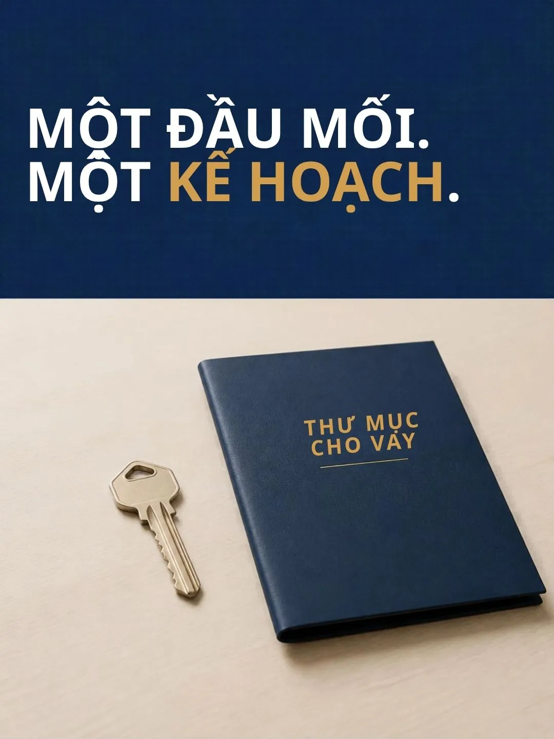 Chìa khóa nhà và hồ sơ vay nằm cạnh nhau trên một bàn, kèm chữ "One desk. One plan."