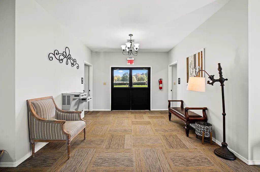 Coaching business homepage with testimonial carousel and bold hero