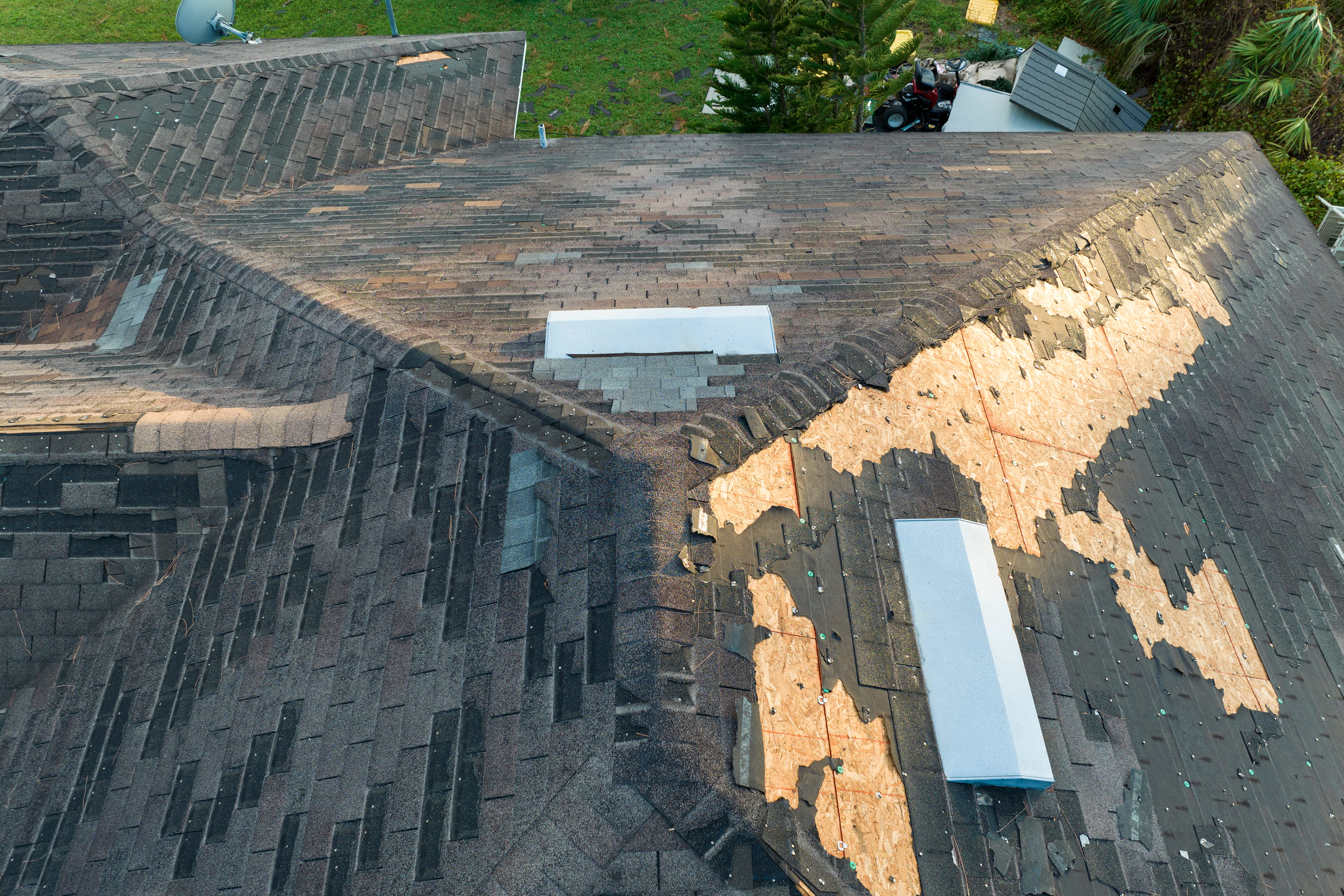 Signs You Need a New Roof (10 Things Homeowners Miss)