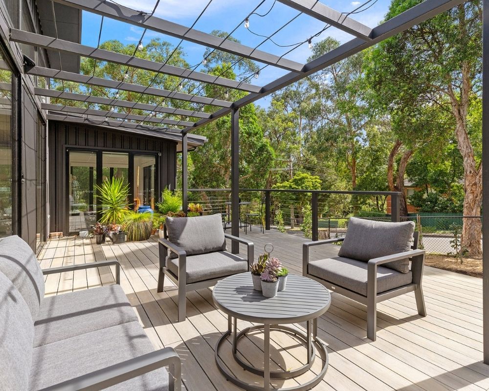 Modern outdoor entertaining deck