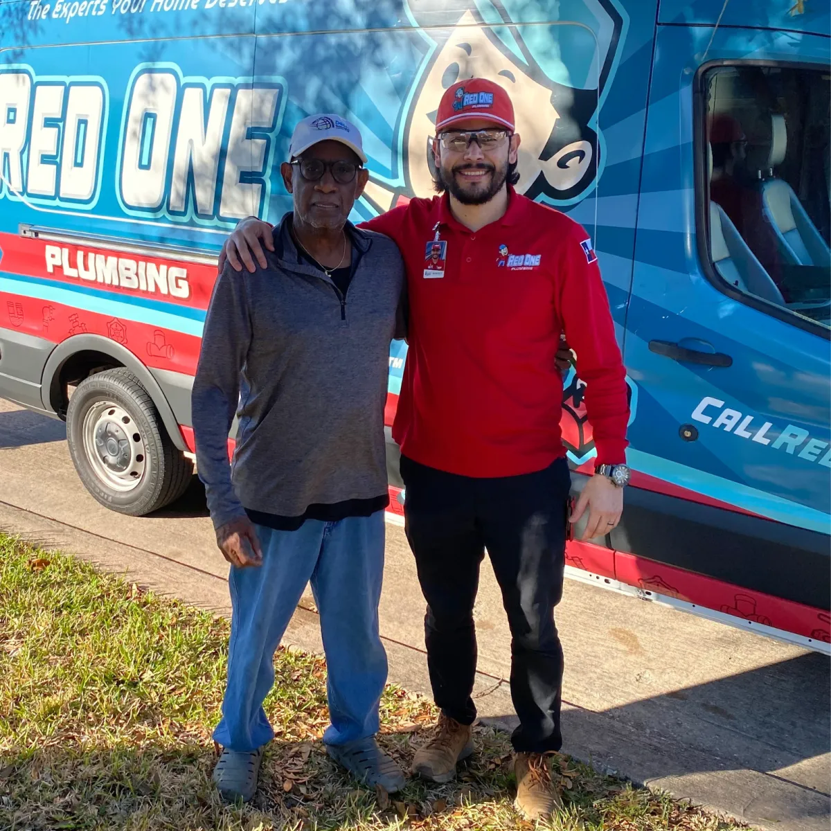 Red one plumbing technician with a good customer in Pearland Teas.