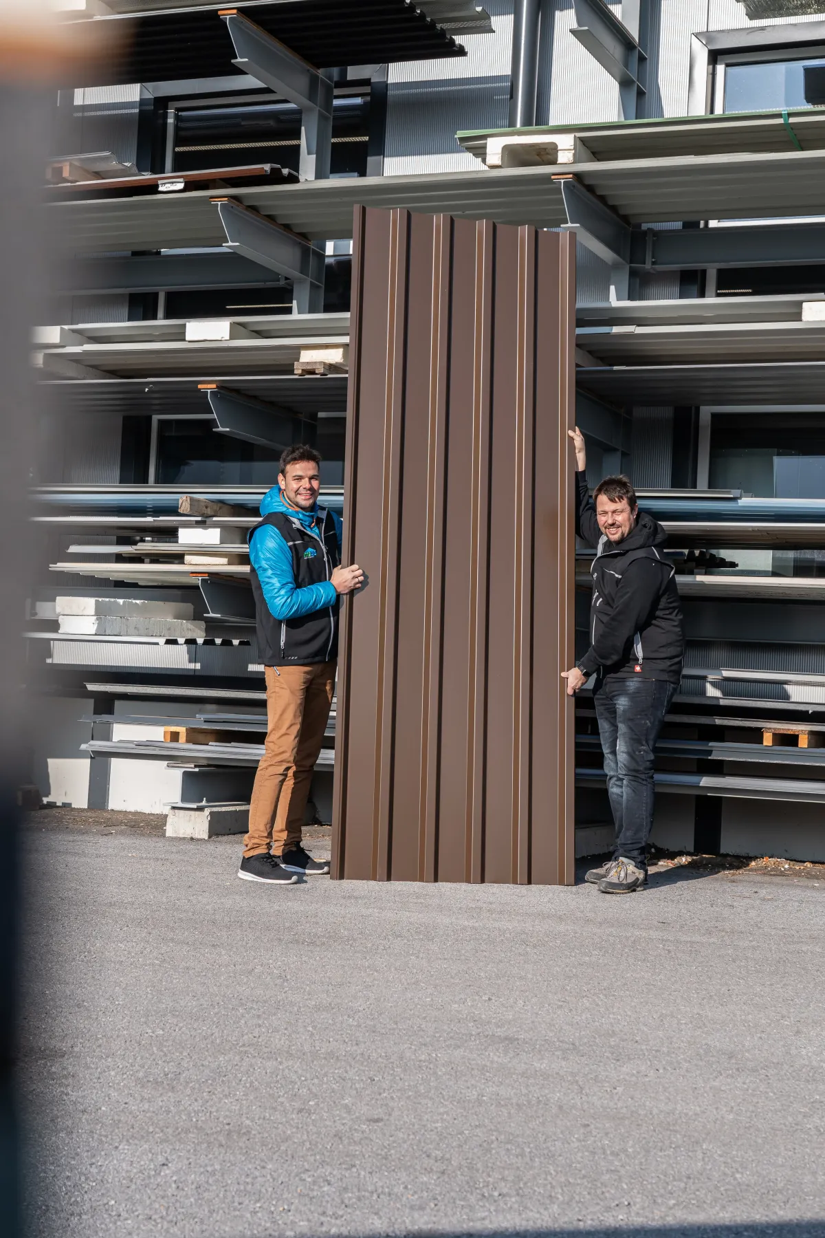 Gerlad und ein Mitarbeiter neben einem Trapezblech