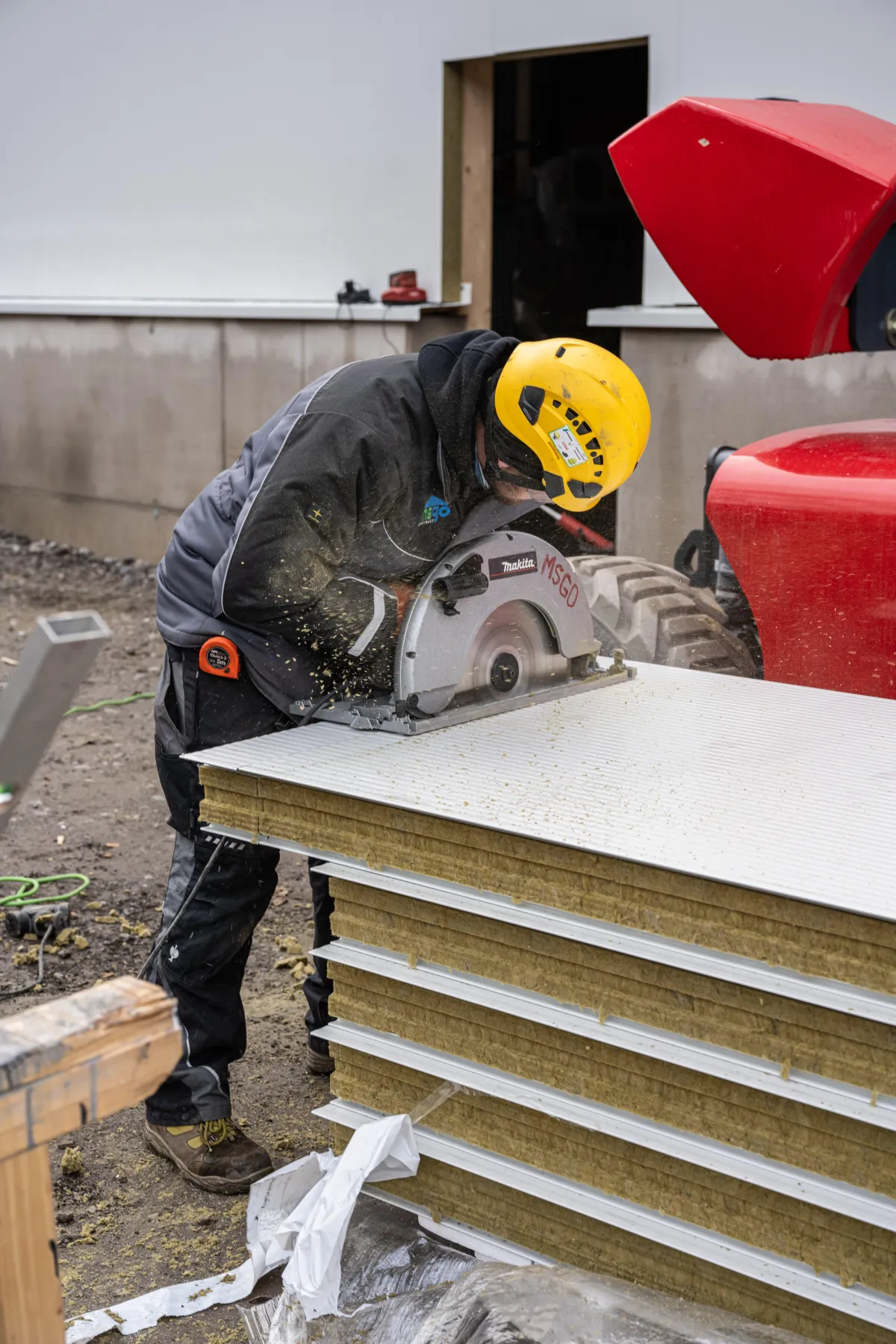 Hier ist ein Mitarbeiter beim zuschneiden von Paneelen