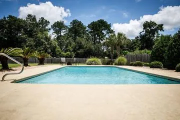 pool with fountain