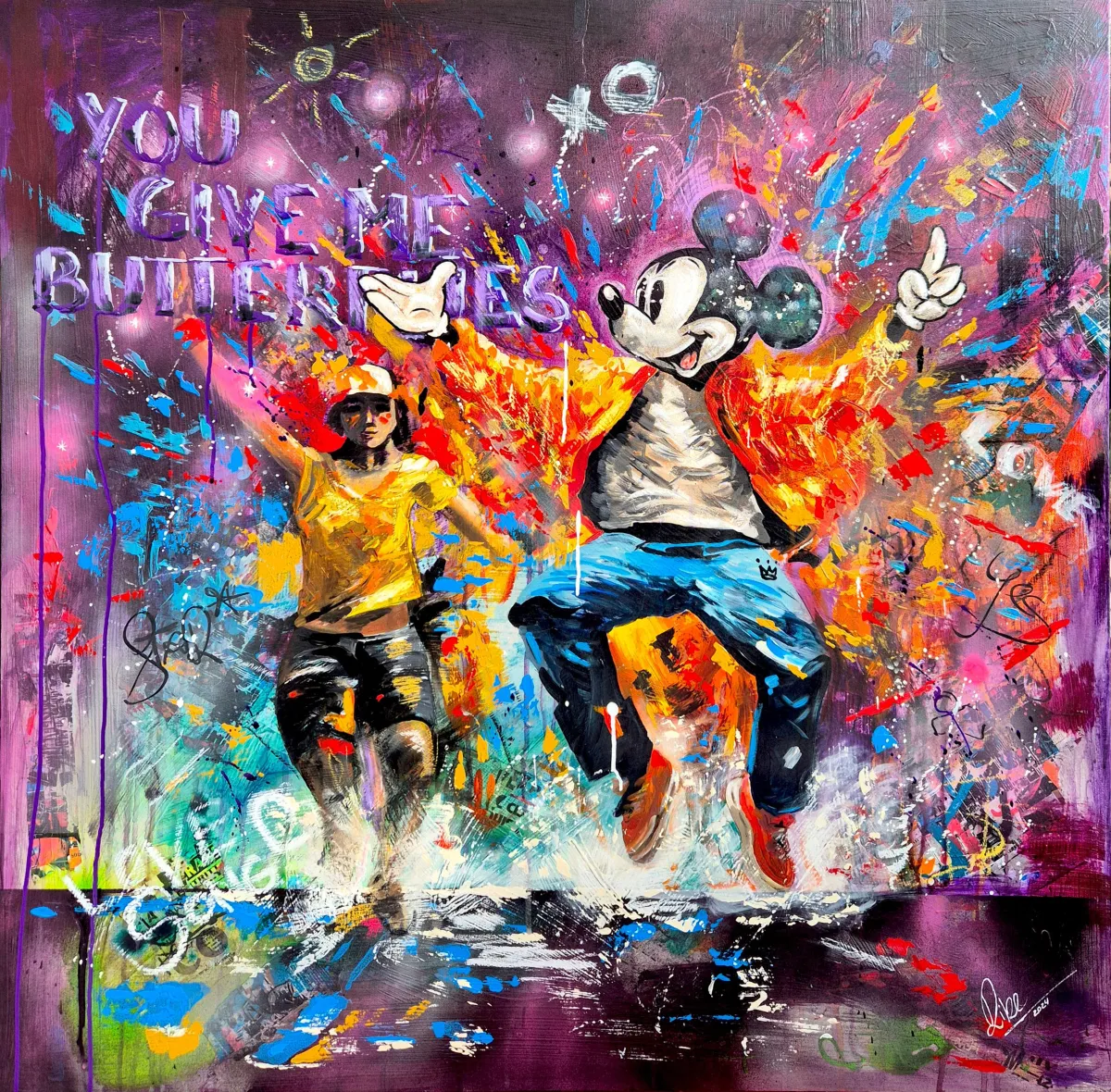 Mixed-Media-Gemälde ‚You Give Me Butterflies‘ von Rike Wölke: tanzende Figur und Mickey springen vor farbexplosivem Hintergrund; leuchtende Spritzer, Schriftzug ‚YOU GIVE ME BUTTERFLIES‘, 100×100 cm (2024).