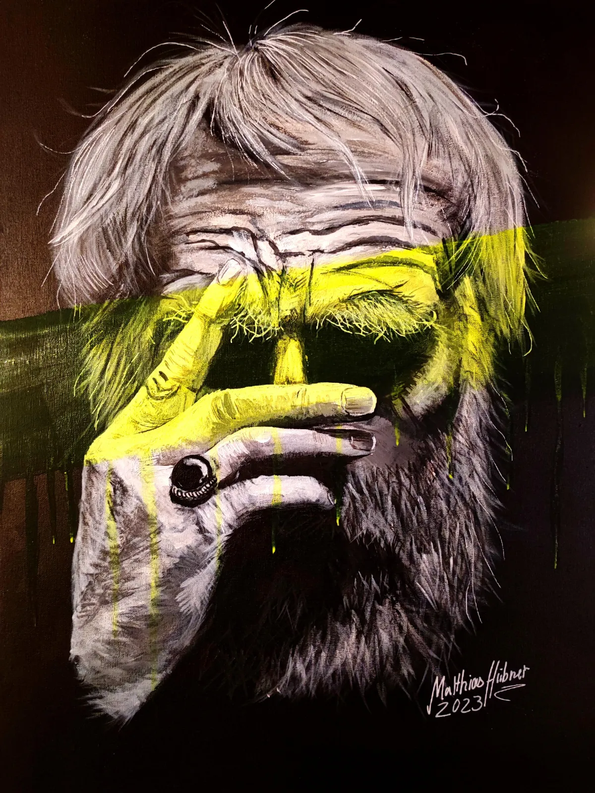 Monochromes Porträt eines älteren Mannes mit Hand an der Stirn; ein neon­gelber, querlaufender Balken mit Tropfspuren verdeckt die Augen – ‚Alter Mann‘ von Matthias Hübner (2023).