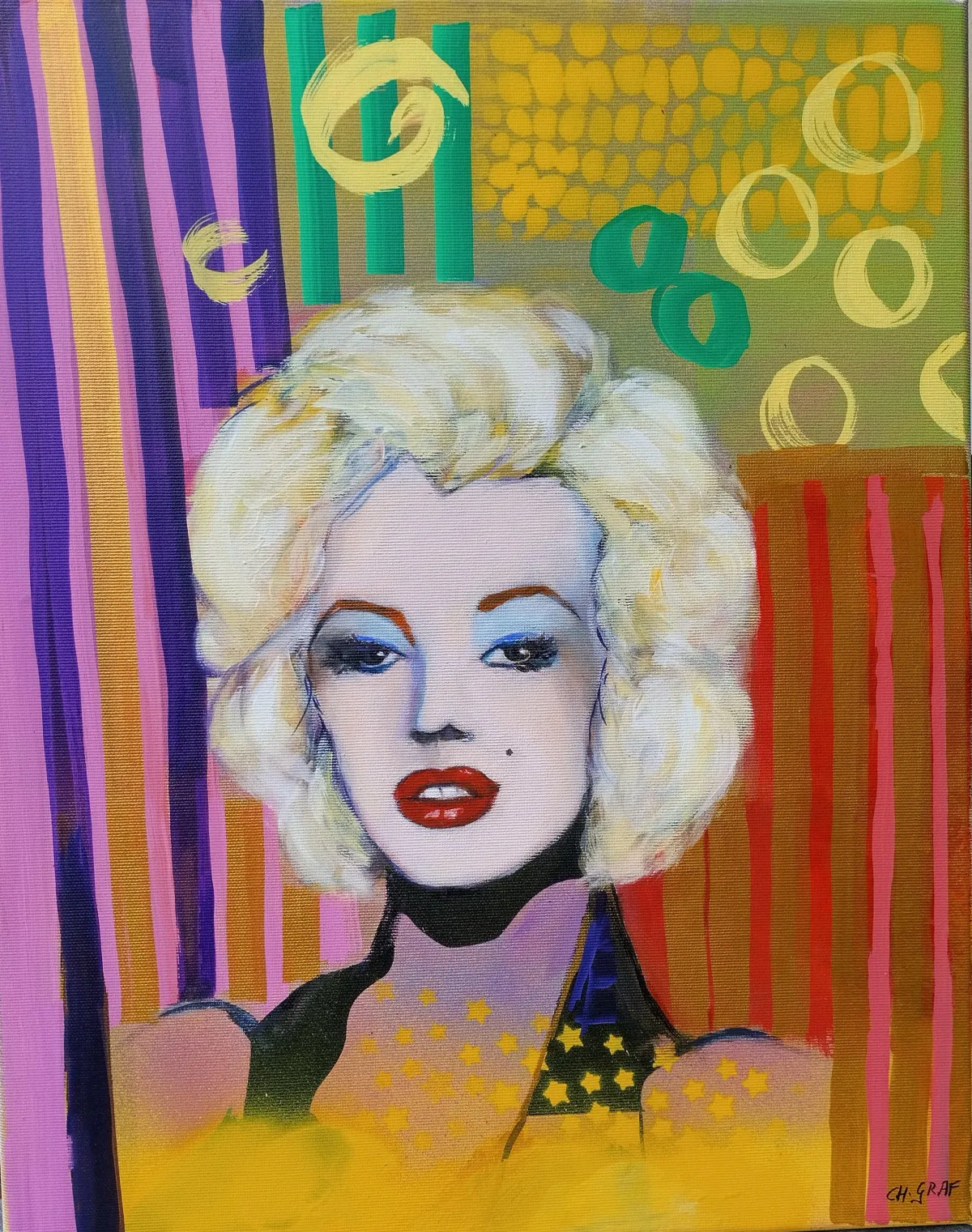 Pop-inspiriertes Porträt mit platinblondem Haar, blauem Lidschatten und roten Lippen vor grafischem Hintergrund aus Streifen, Kreisen und Sternen; Acryl auf Leinwand, 40 × 50 cm, von Christine Graf.